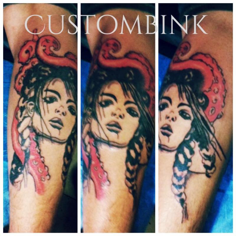 Mujer Pulpo tatuaje realizado por B-Ink Tattoo
