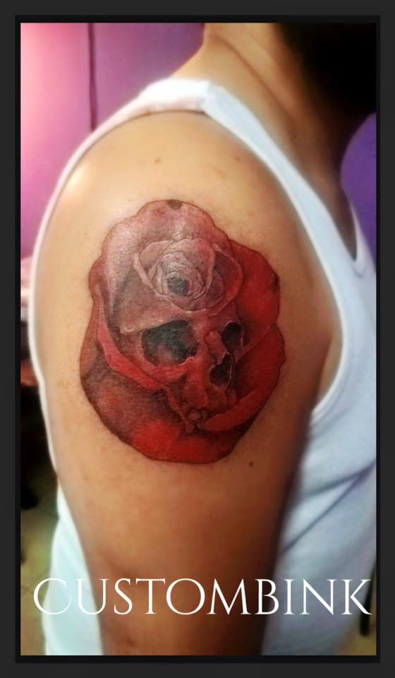 Red Skull Rose tatuaje realizado por B-Ink Tattoo