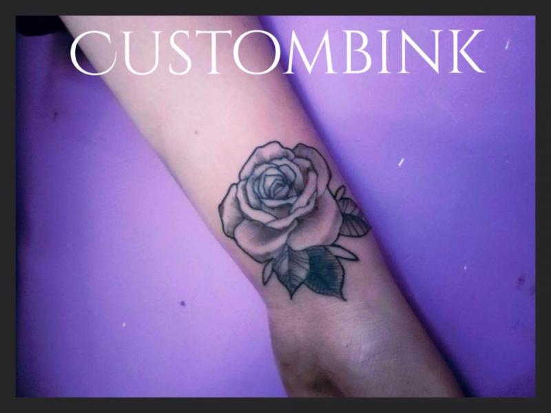 Rosa Gris tatuaje realizado por B-Ink Tattoo
