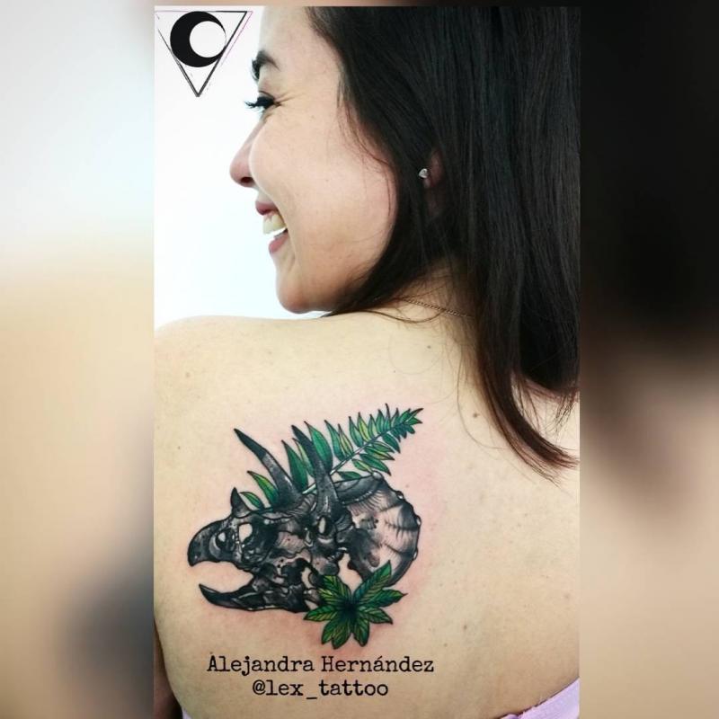 Triceratops tatuaje realizado por Alejandra Hernández