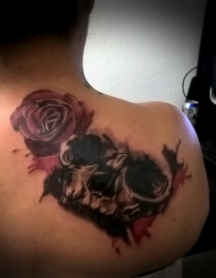 skull and rose tatuaje realizado por Omar Mendoza 