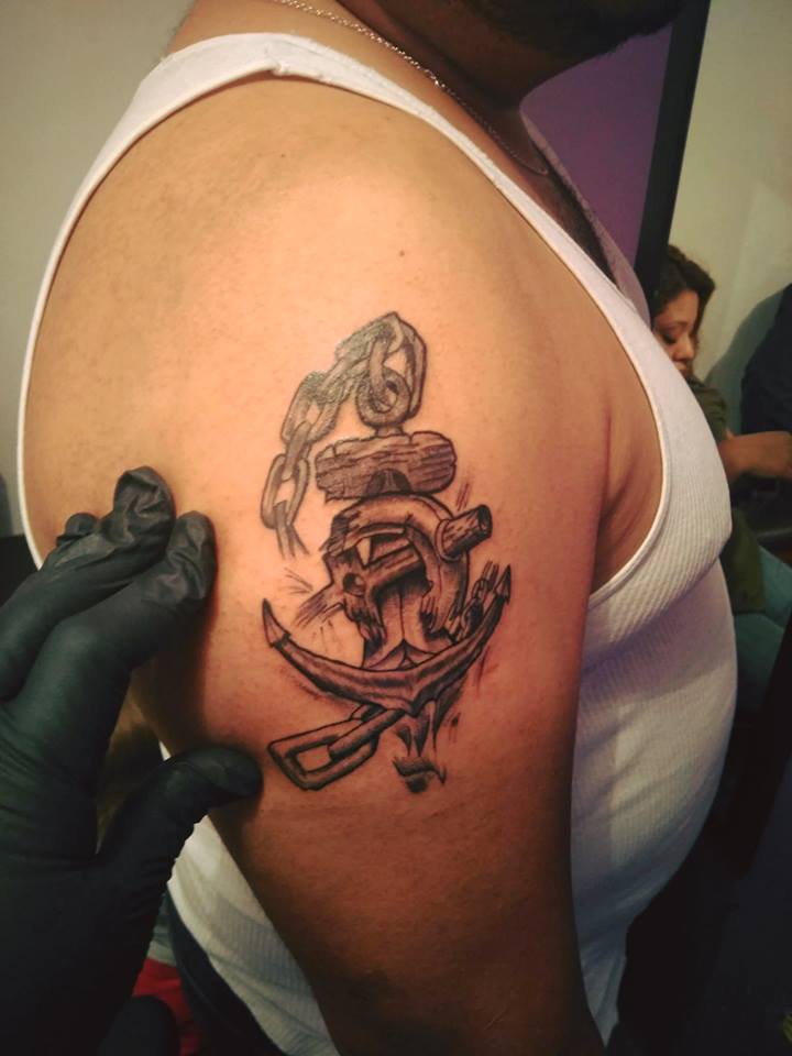 Ancla  tatuaje realizado por Omar Mendoza 