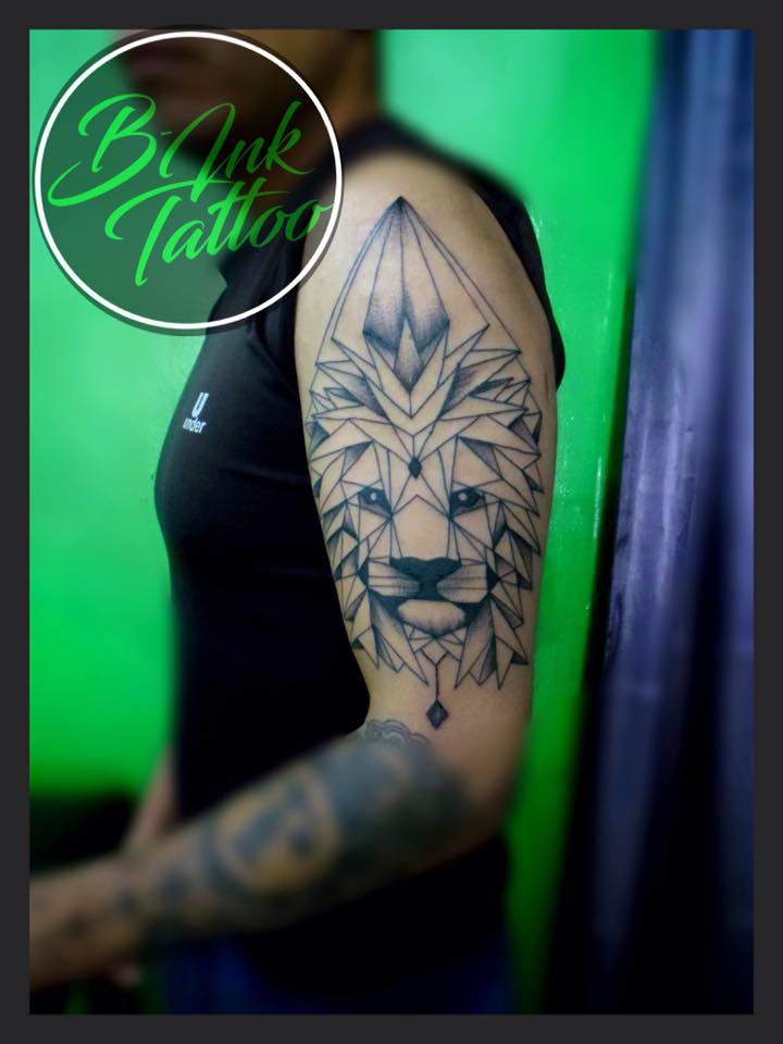 León geométrico tatuaje realizado por B-Ink Tattoo