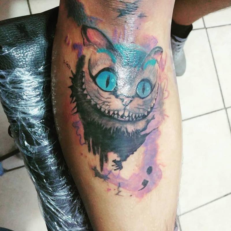 Gato Sonriente  tatuaje realizado por Omar Mendoza 