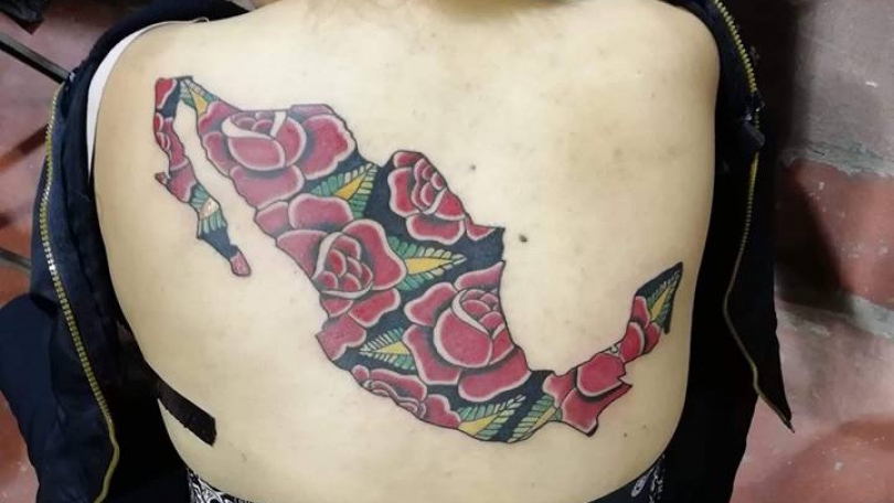 Tatuaje del artista Mexicano Juliio Tatuajes, México con rosas ...