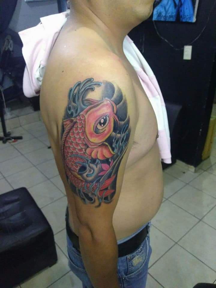 Pez koy tatuaje realizado por Juliio Tatuajes