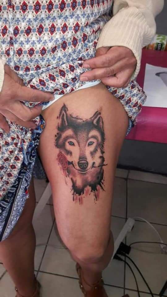 Lobo en sombras tatuaje realizado por Juliio Tatuajes