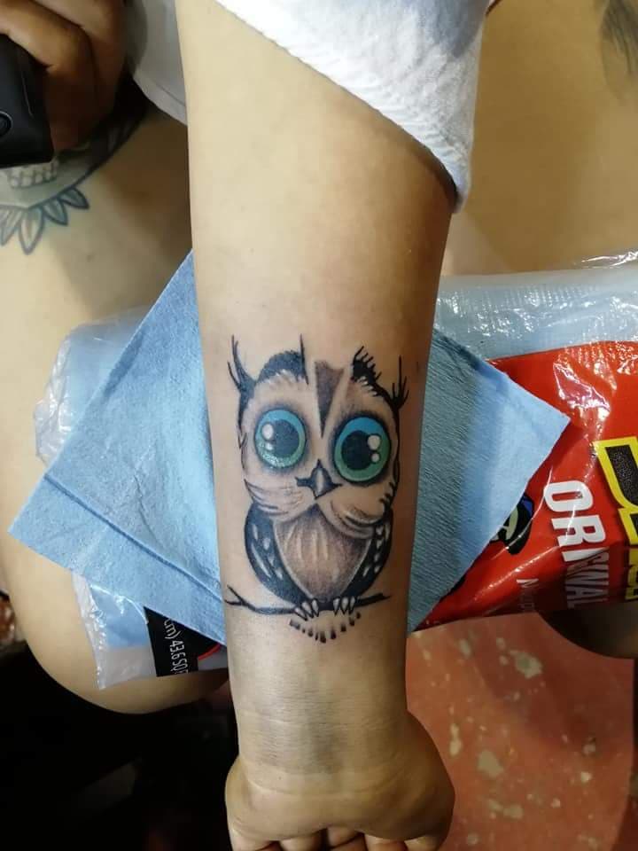 buho tatuaje realizado por Juliio Tatuajes