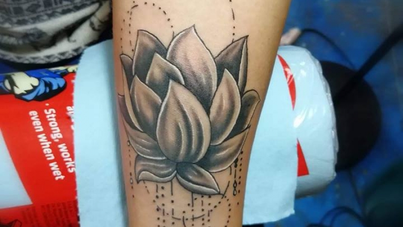 Tatuaje del artista Mexicano Juliio Tatuajes, Flor | Tatuajes y más