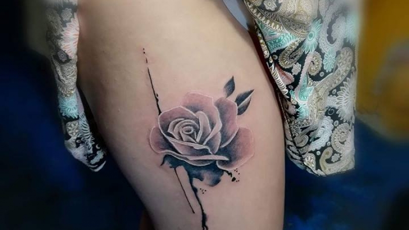 Tatuaje del artista Mexicano Juliio Tatuajes, Rosa en sombras ...