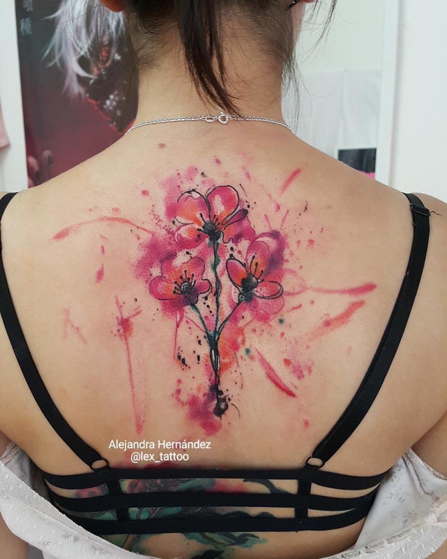 Flores tatuaje realizado por Alejandra Hernández