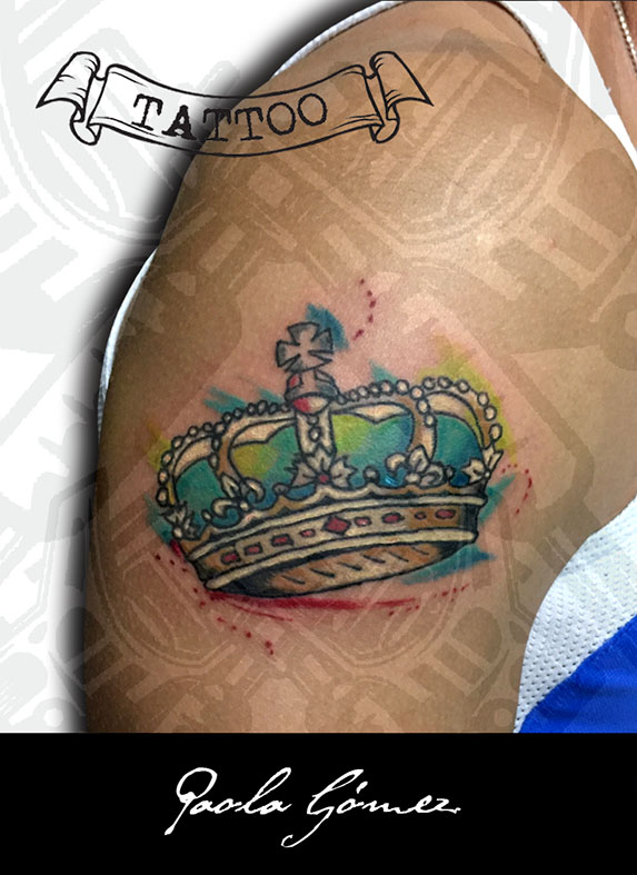 Corona tatuaje realizado por Paola Gómez