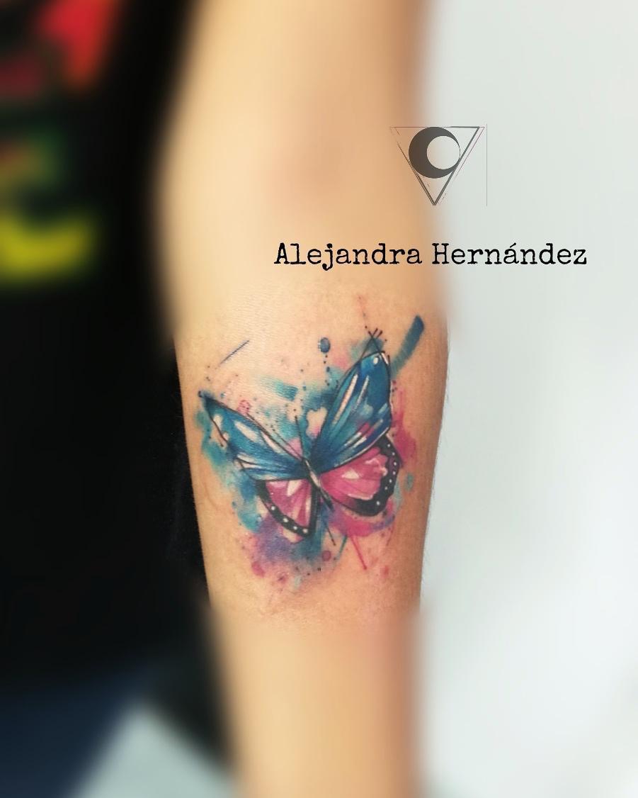 Mariposa tatuaje realizado por Alejandra Hernández