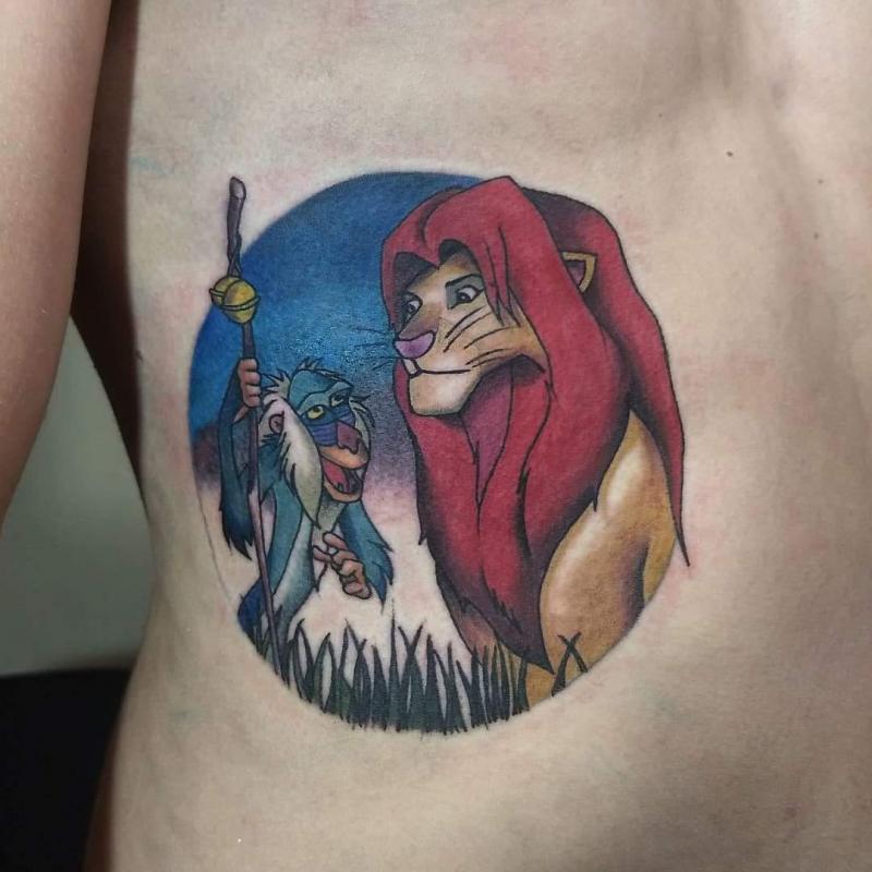 Escena del rey león  tatuaje realizado por Oscar Ortiz