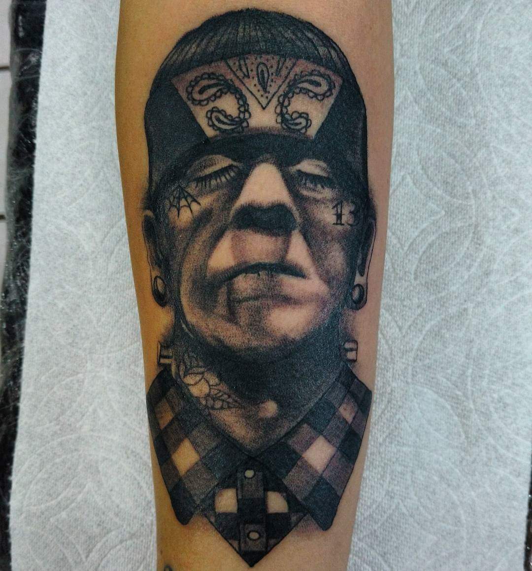 Frankenstein cholo tatuaje realizado por Oscar Ortiz