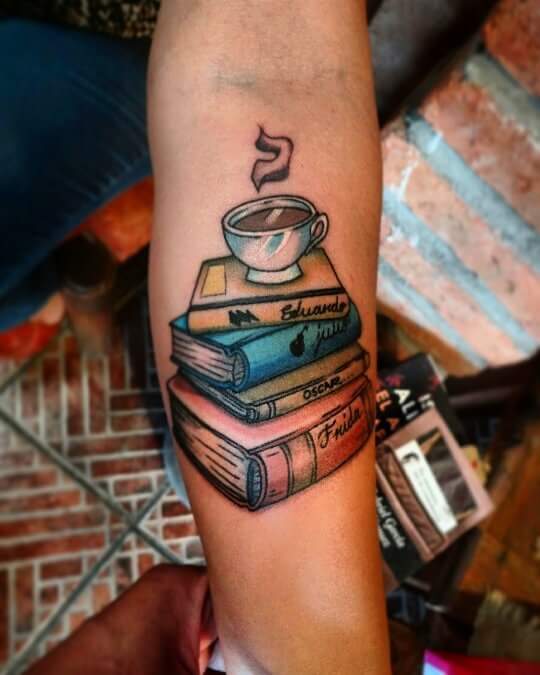 Amante de los libros  tatuaje realizado por Oscar Ortiz