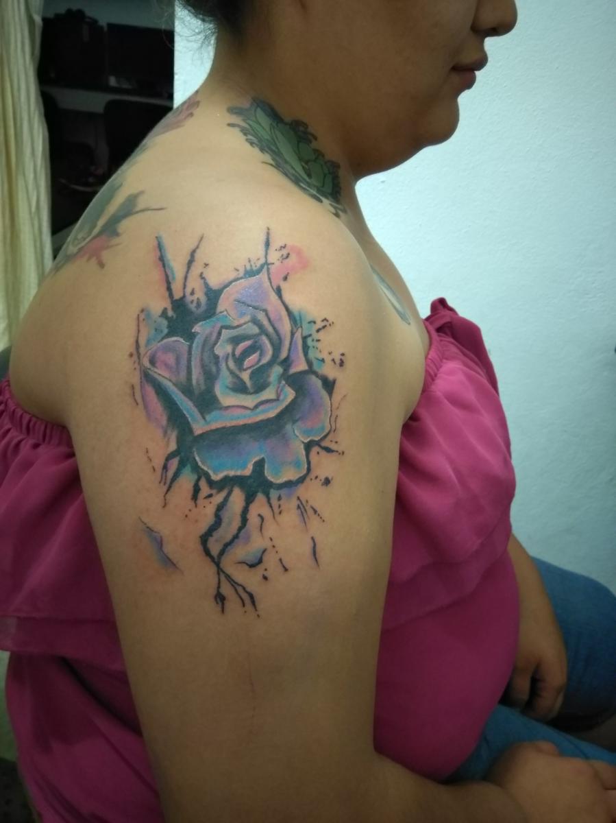 Rosa colores tatuaje realizado por Omar Mendoza 