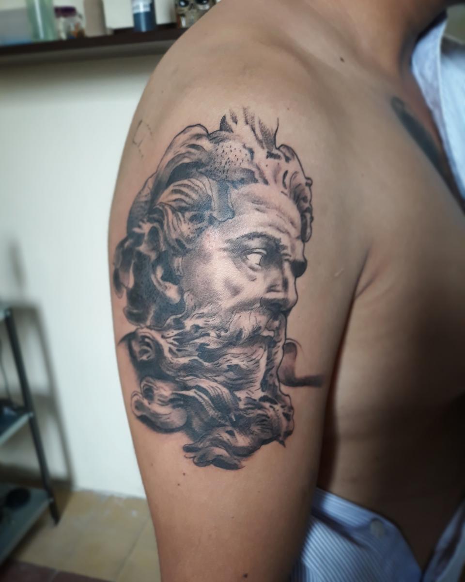 Zeus  tatuaje realizado por Luis Enrique Tattoo