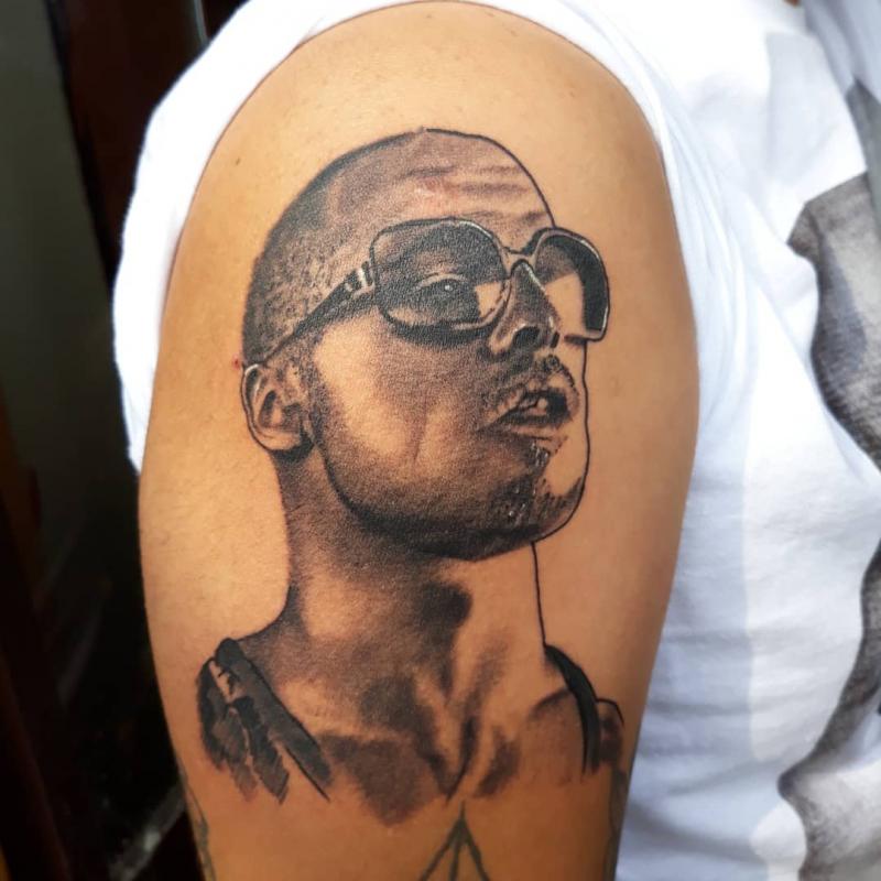 Brad Pitt tatuaje realizado por Luis Enrique Tattoo