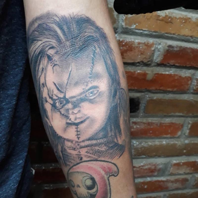 Chucky tatuaje realizado por Luis Enrique Tattoo