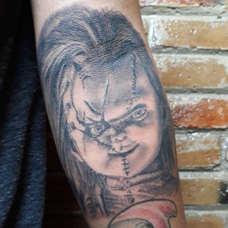 Chucky tatuaje realizado por Luis Enrique Tattoo