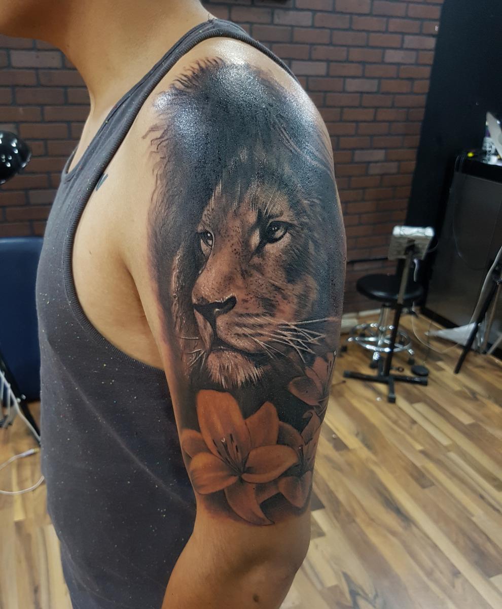 León tatuaje realizado por Miguel BlackandGray