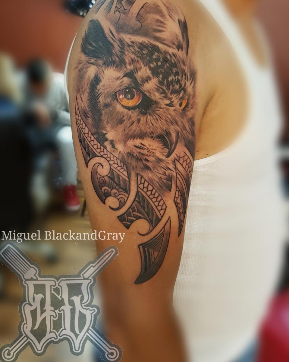Búho tatuaje realizado por Miguel BlackandGray