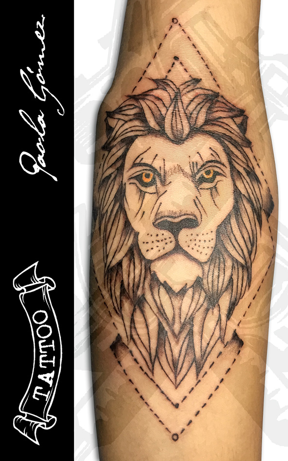 León tatuaje realizado por Paola Gómez