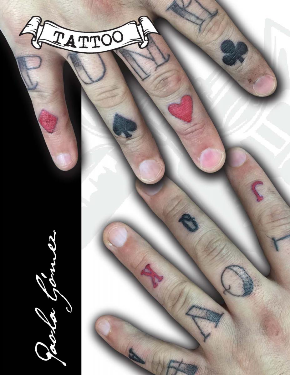 Letras y Naipes tatuaje realizado por Paola Gómez