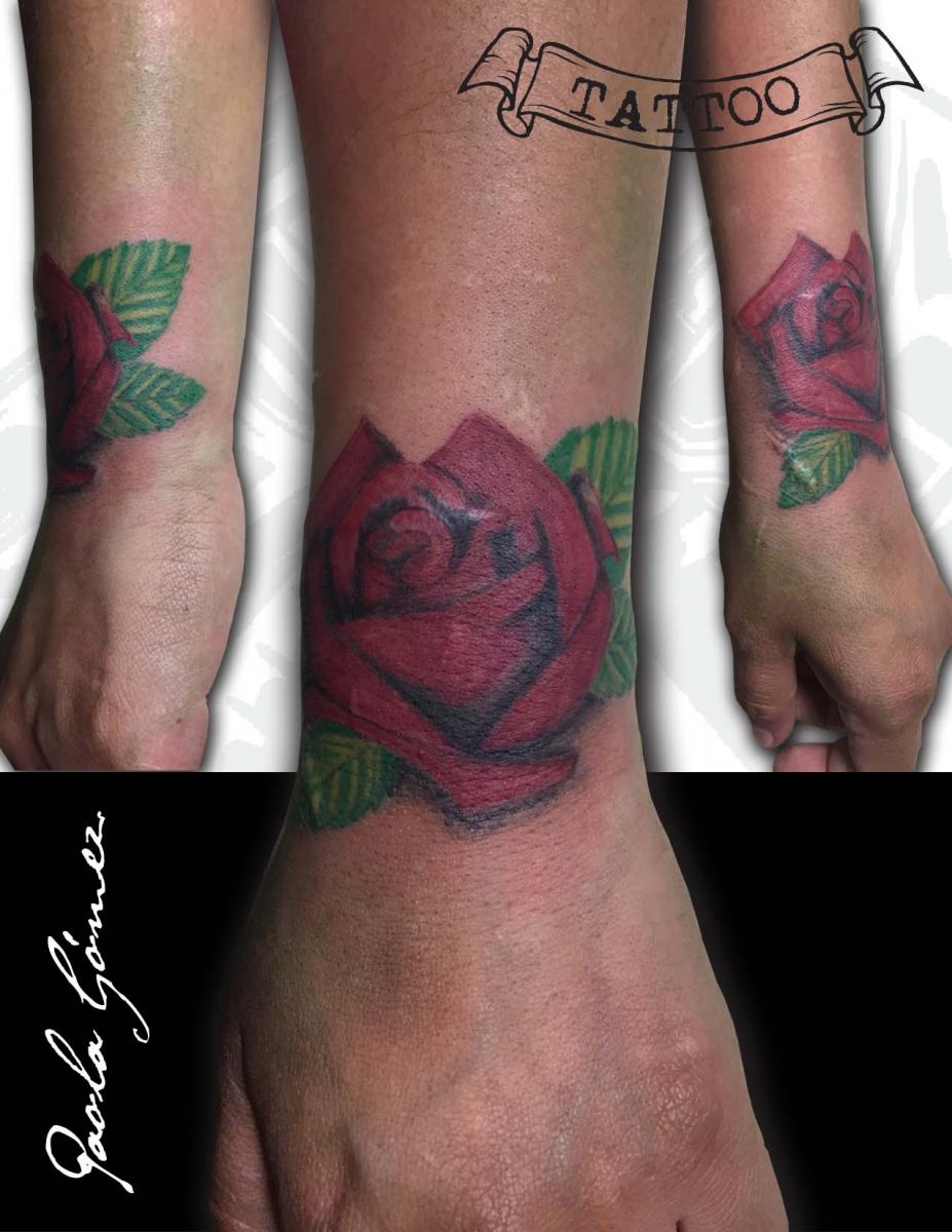 Brazalete Rosa tatuaje realizado por Paola Gómez