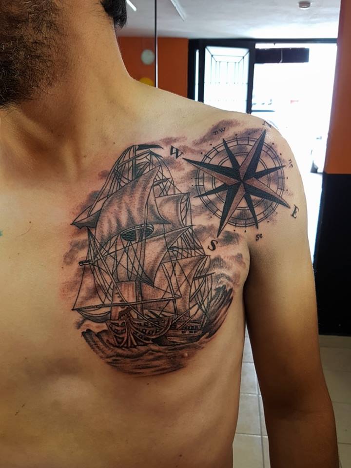 buque navegando barco  tatuaje realizado por The inkperfect tattoo shop 