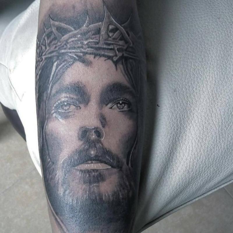 jesus tatuaje realizado por Jim vlad