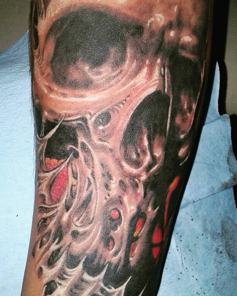 skull tatuaje realizado por Jim vlad