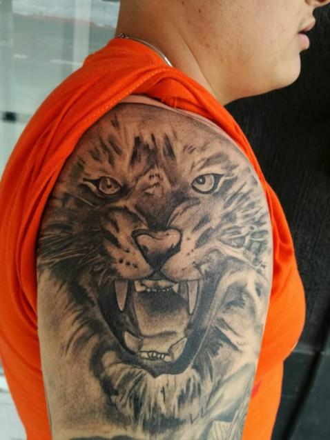 Tigre tatuaje realizado por Rak Martinez