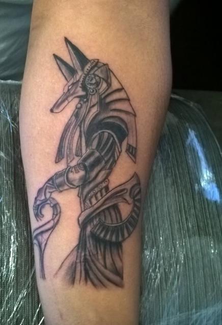 Anubis  tatuaje realizado por Omar Mendoza 