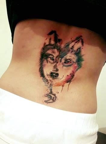 Lobo tatuaje realizado por Omar Mendoza 