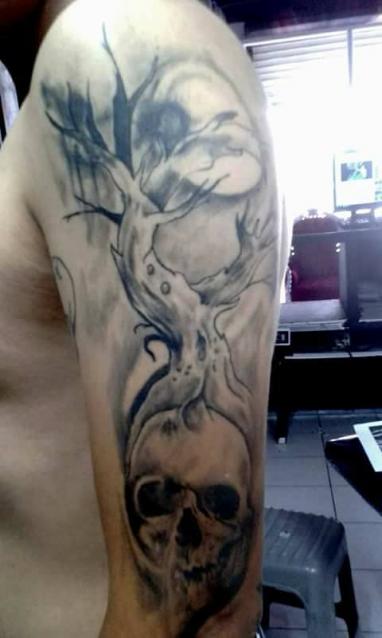 Arbol con craneo tatuaje realizado por Rak Martinez