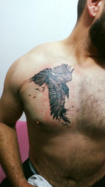 Cuervo tatuaje realizado por Omar Mendoza 