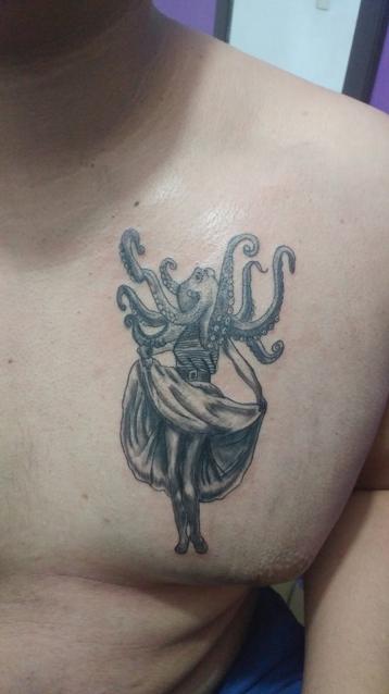 octopus woman tatuaje realizado por Omar Mendoza 