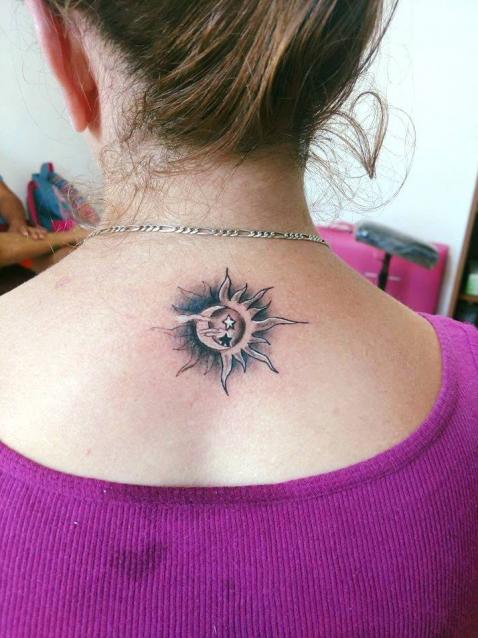 Sol y Luna tatuaje realizado por Omar Mendoza 