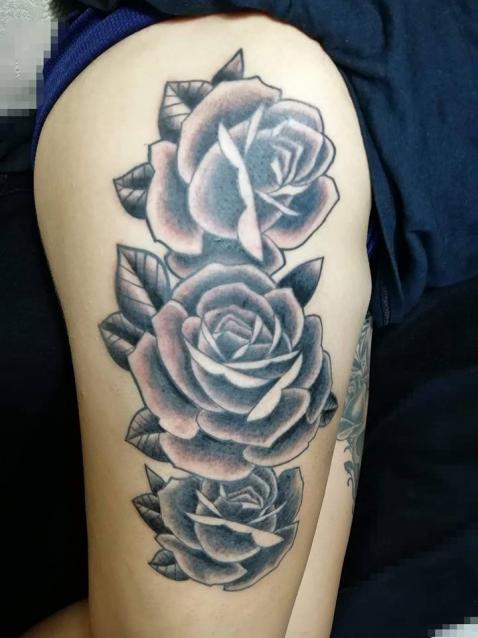 Tres rosas tatuaje realizado por Juliio Tatuajes
