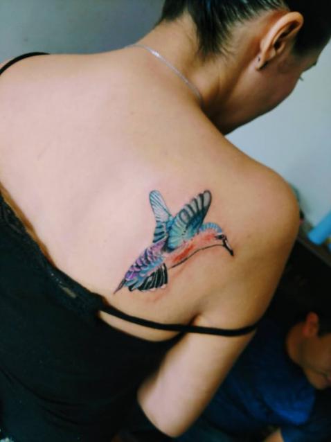 Colibrí tatuaje realizado por Omar Mendoza 