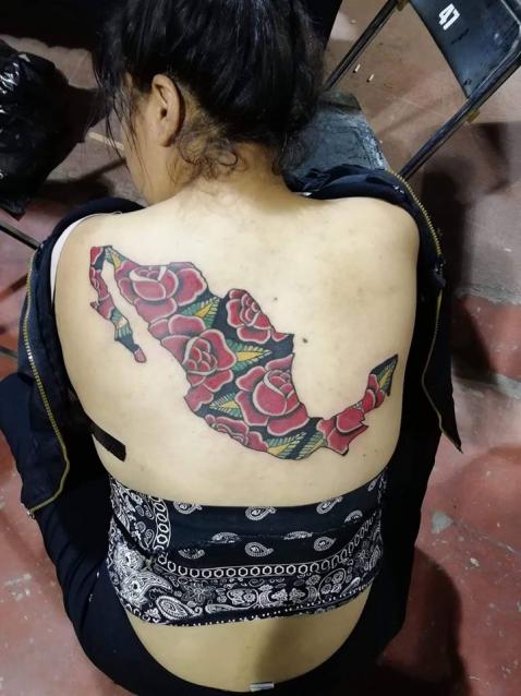 México con rosas tatuaje realizado por Juliio Tatuajes