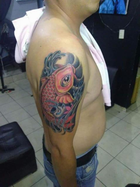Pez koy tatuaje realizado por Juliio Tatuajes