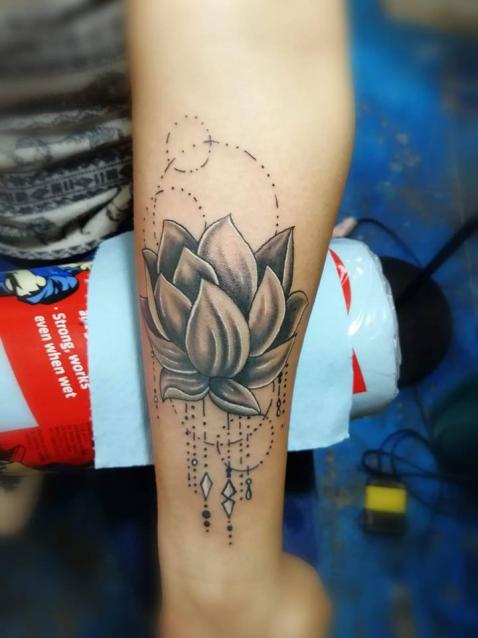 Flor tatuaje realizado por Juliio Tatuajes