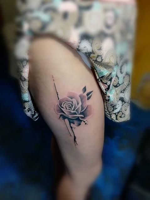 Rosa en sombras tatuaje realizado por Juliio Tatuajes