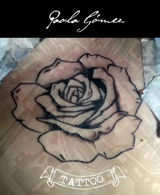 Rosa tatuaje realizado por Paola Gómez
