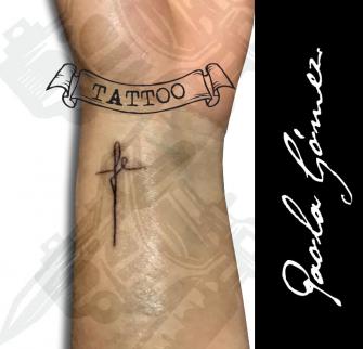 Cruz tatuaje realizado por Paola Gómez