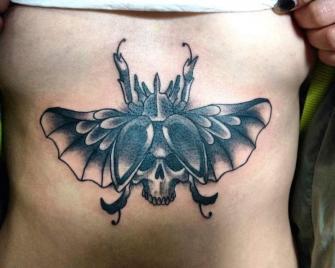 Escarabajo  tatuaje realizado por Oscar Ortiz