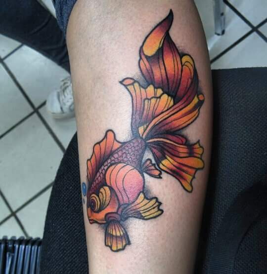 Pez  tatuaje realizado por Oscar Ortiz